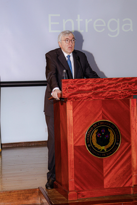 A un psigloaso del medio 